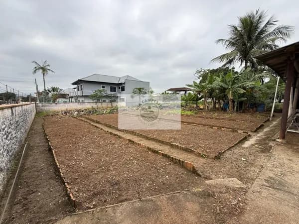 Terreno no bairro Iririu, estuda permuta