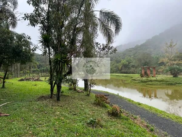 Terreno em Condomínio fechado, frente para o lago, unico a venda, na subida da serra