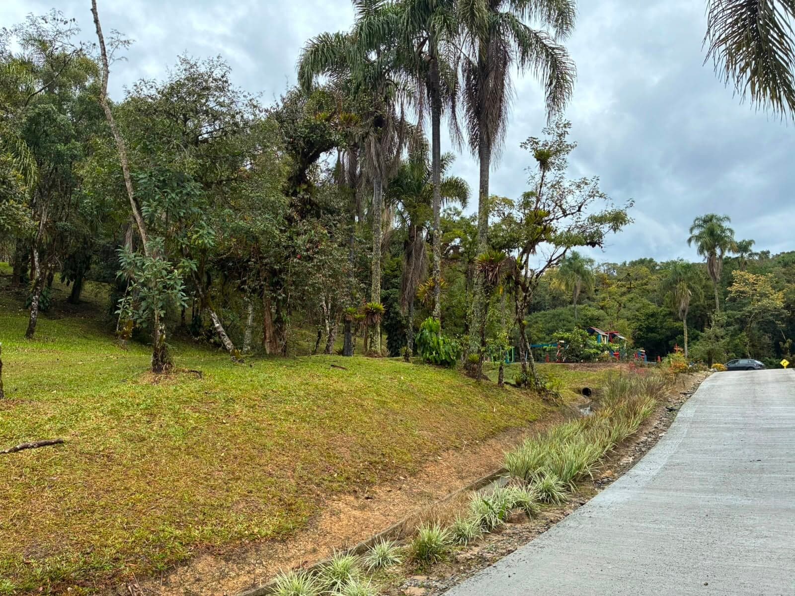Terreno no Condomínio Flor da Serra, com 1.000 m², lugar com linda vista