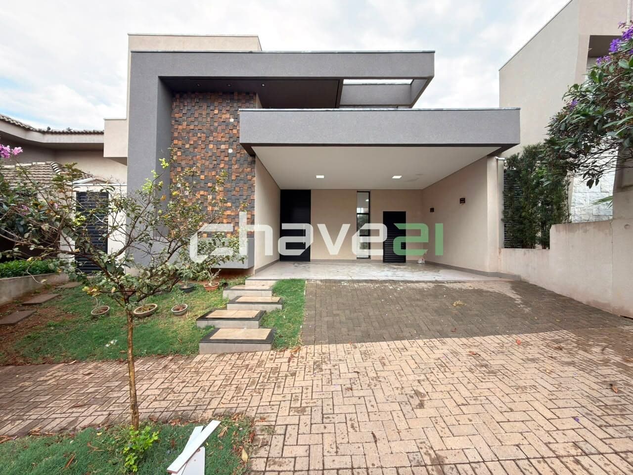 CASA PARA LOCAÇÃO NO CONDOMÍNIO MARIA JÚLIA – MODERNA, COM 3 SUÍTES, ENERGIA FOTOVOLTAICA E PISCINA PRIVATIVA
