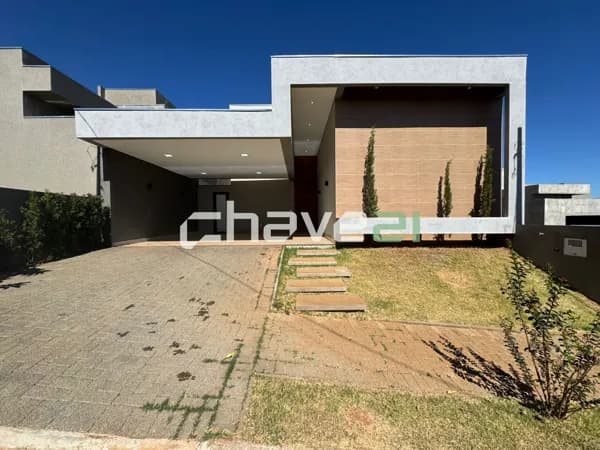 CASA ESPAÇOSA COM VARANDA GOURMET E PISCINA – CONDOMÍNIO MARIA JÚLIA