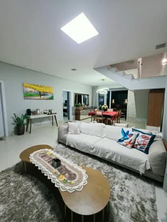 Sobrado 210m² com 3 Suítes (1 suíte c/ closet) e Piscina no Condomínio Belvedere 1