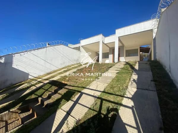 Casa à venda com 3 quartos, suíte e amplo quintal com churrasqueira