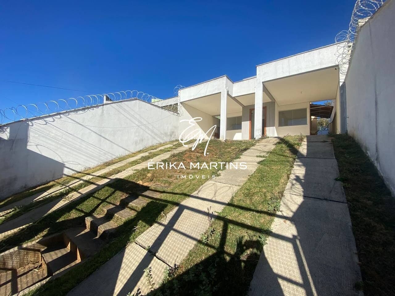 Casa à venda com 3 quartos, suíte e amplo quintal com churrasqueira