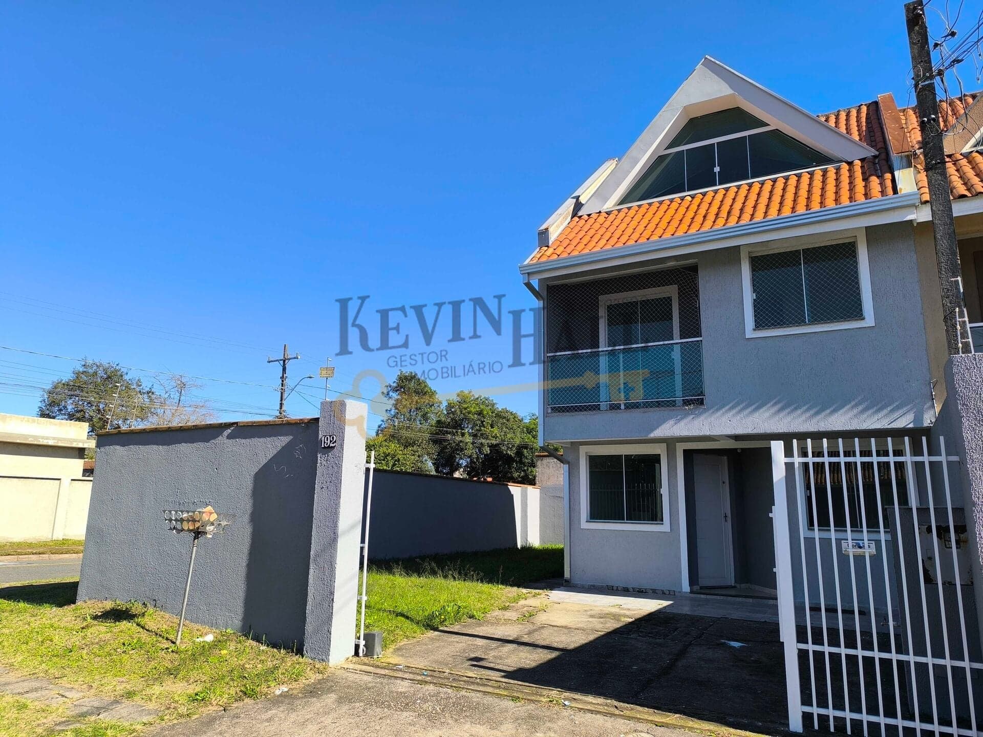 Sobrado Triplex de Esquina no Costeira - SJP à venda por R$ 580.000,00