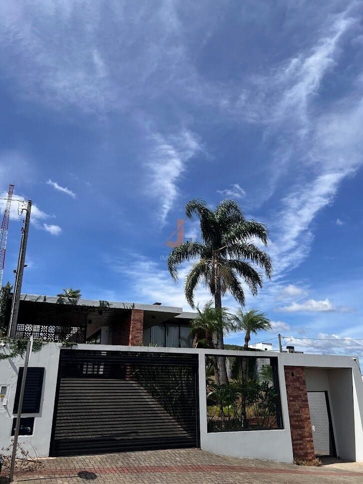 Casa com piscina à venda