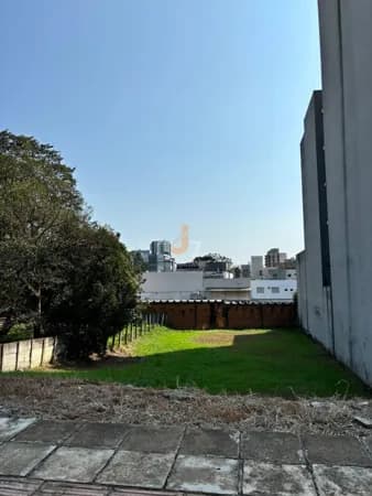 EXCELENTE TERRNO COM 704m² NO CENTRO