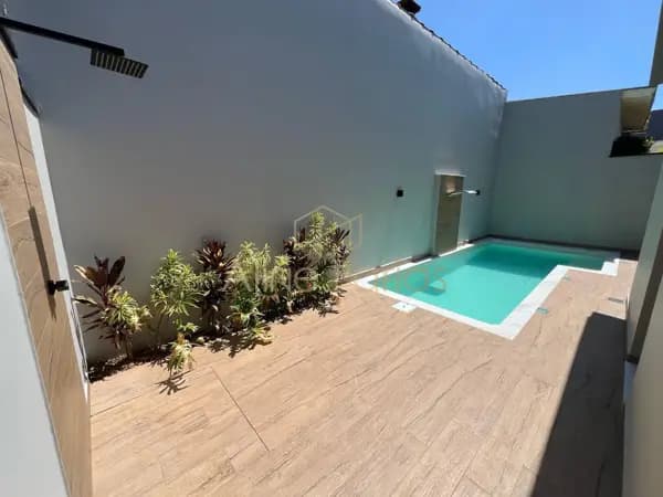 Casa de luxo mobiliada com piscina, hidromassagem e espaço gourmet completo à venda em Peruíbe
