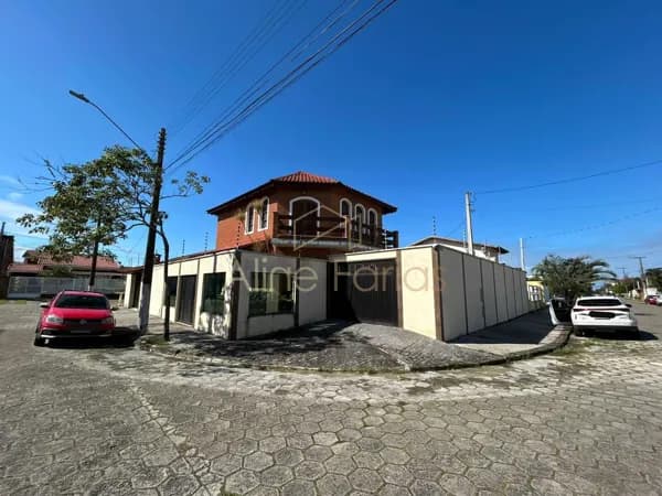 Oportunidade: Casa de esquina com piscina, hidro e 6 vagas à venda em Peruíbe