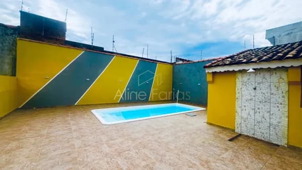 Casa frente mar com piscina, área gourmet e amplo espaço de lazer à venda em Peruíbe
