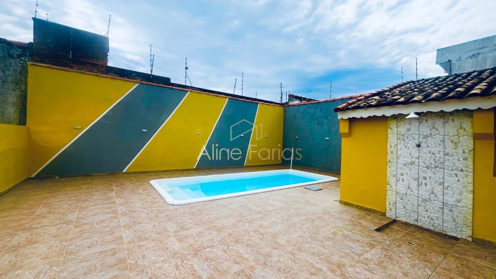 Casa frente mar com piscina, área gourmet e amplo espaço de lazer à venda em Peruíbe
