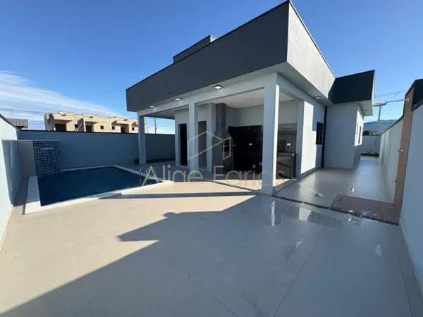 Casa nova de alto padrão com piscina, área gourmet e 4 vagas à venda em Peruíbe
