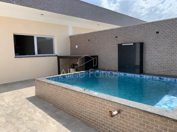 Casa com piscina frontal, churrasqueira e 3 dormitórios à venda em Peruíbe