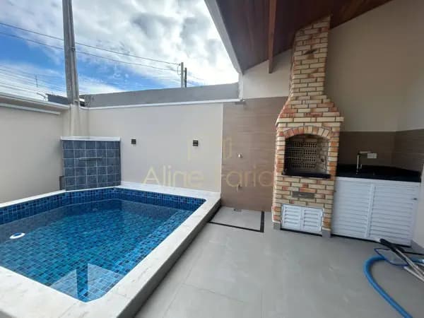 Casa com suíte, piscina e ambientes integrados à venda em Peruíbe