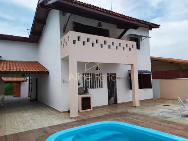 Casa espaçosa com 3 dormitórios e área de lazer completa à venda em Peruíbe