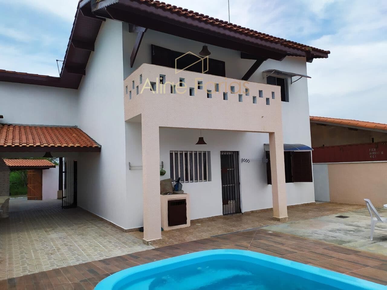 Casa espaçosa com 3 dormitórios e área de lazer completa à venda em Peruíbe