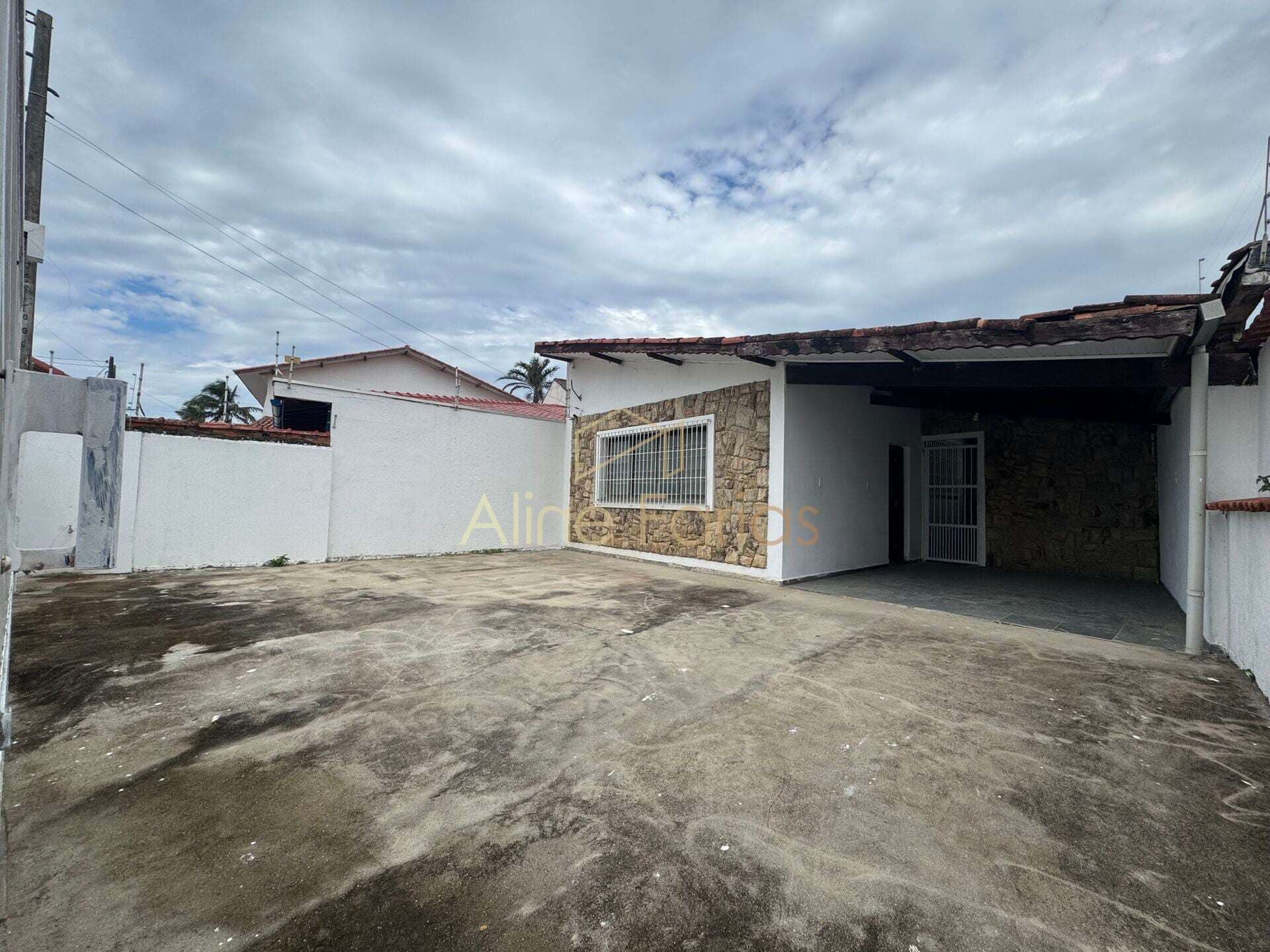 Casa com 4 dormitórios, 2 suítes e área gourmet a 100 metros do mar à venda em Peruíbe.