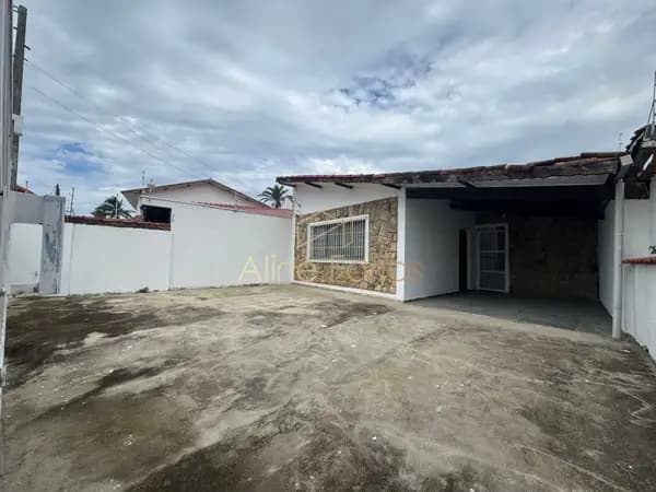 Casa com 4 dormitórios, 2 suítes e área gourmet a 100 metros do mar à venda em Peruíbe.