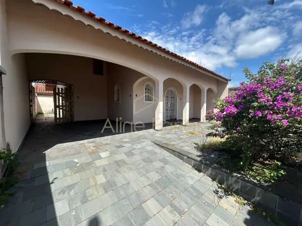 Casa amlpa à venda em Peruíbe