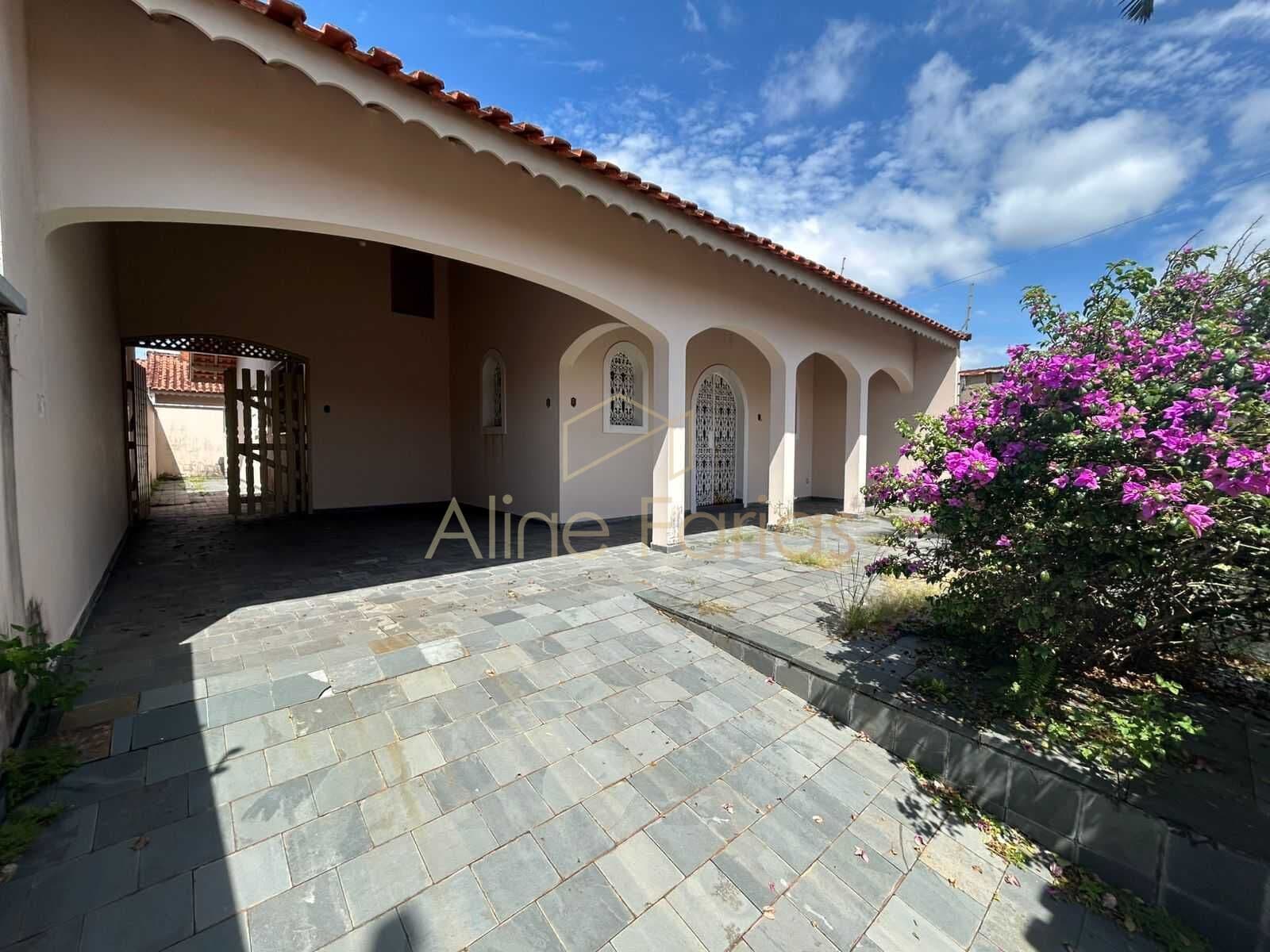 Casa amlpa à venda em Peruíbe