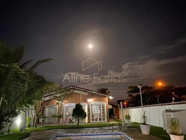 Casa de alto padrão em dois lotes a 500 metros da praia à venda em Peruíbe