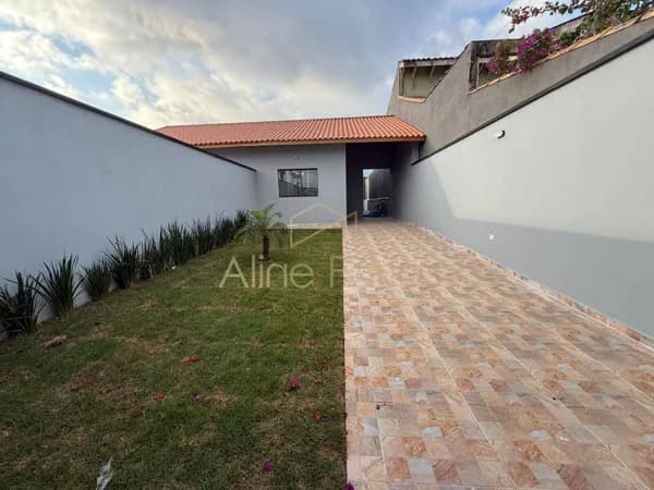 Casa com planejados, quintal e espaço para piscina à venda em Peruíbe