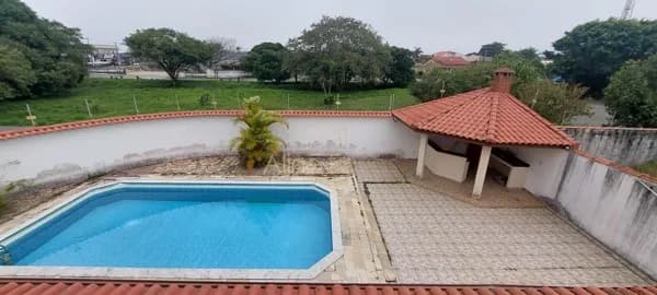 Casa com 3 suítes, mezanino e espaço gourmet com piscina à venda em Peruíbe