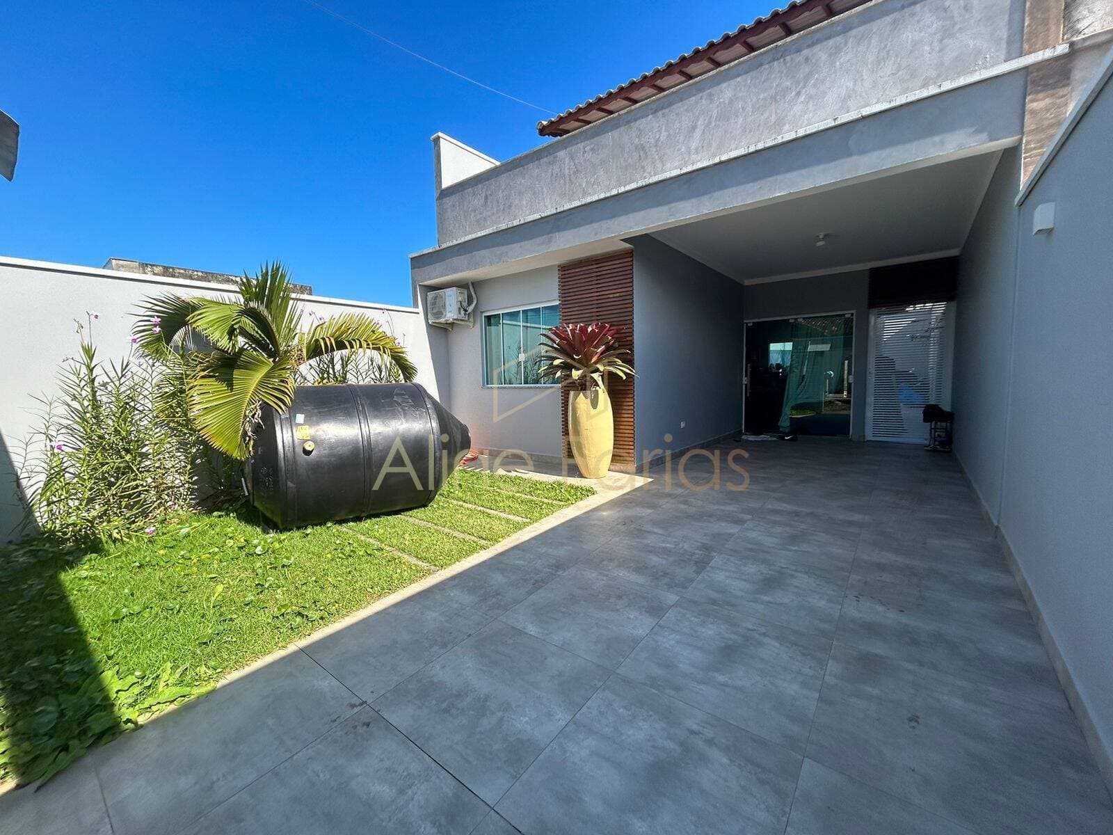 Casa com acabamento em porcelanato e ótima localização em Peruíbe