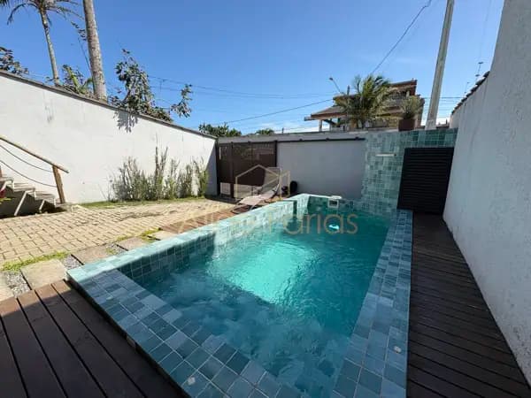 Casa de praia sofisticada com piscina, solarium e ambientes integrados à venda em Peruíbe