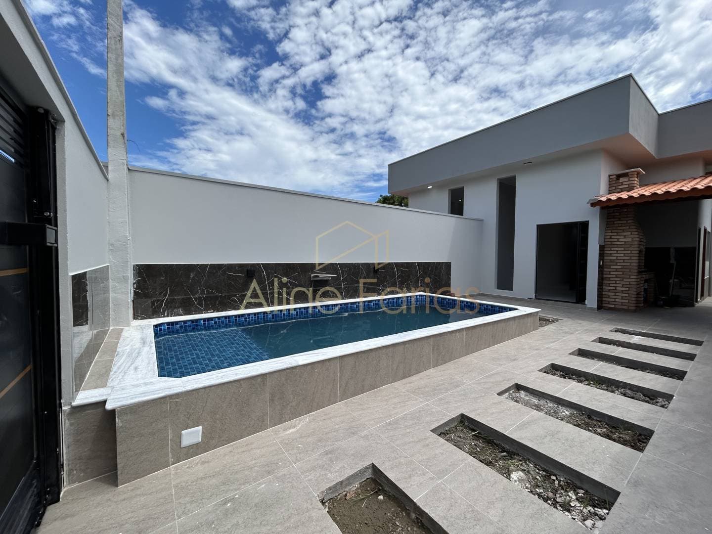 Casa nova com pé-direito alto, piscina e área gourmet à venda em Peruíbe
