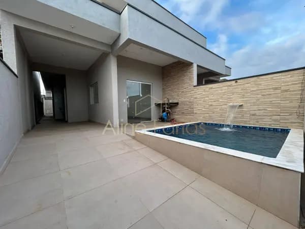 Casa moderna com piscina e pé-direito alto à venda em Peruíbe