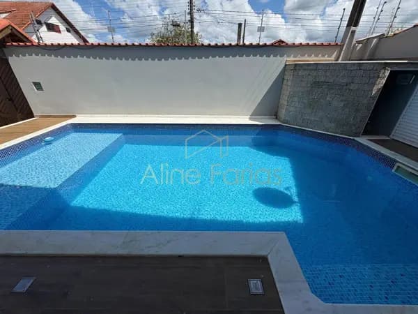 Casa ampla com 4 suítes à venda em Peruíbe