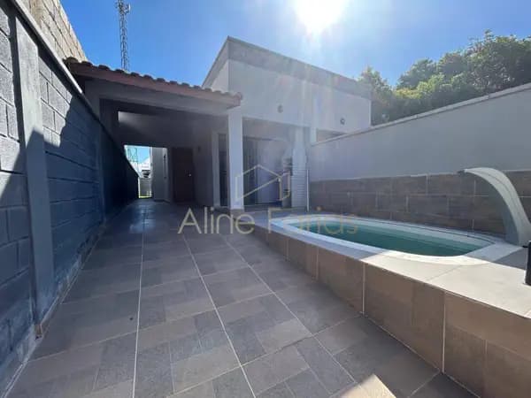 Oportunidade: casa moderna com suíte, piscina e lazer completo próxima ao centro e à praia em Peruíbe
