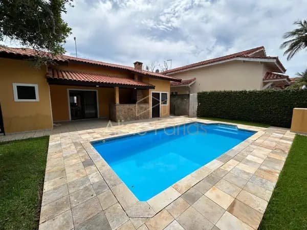 Casa em condomínio com suíte e área de lazer completa à venda em Peruíbe