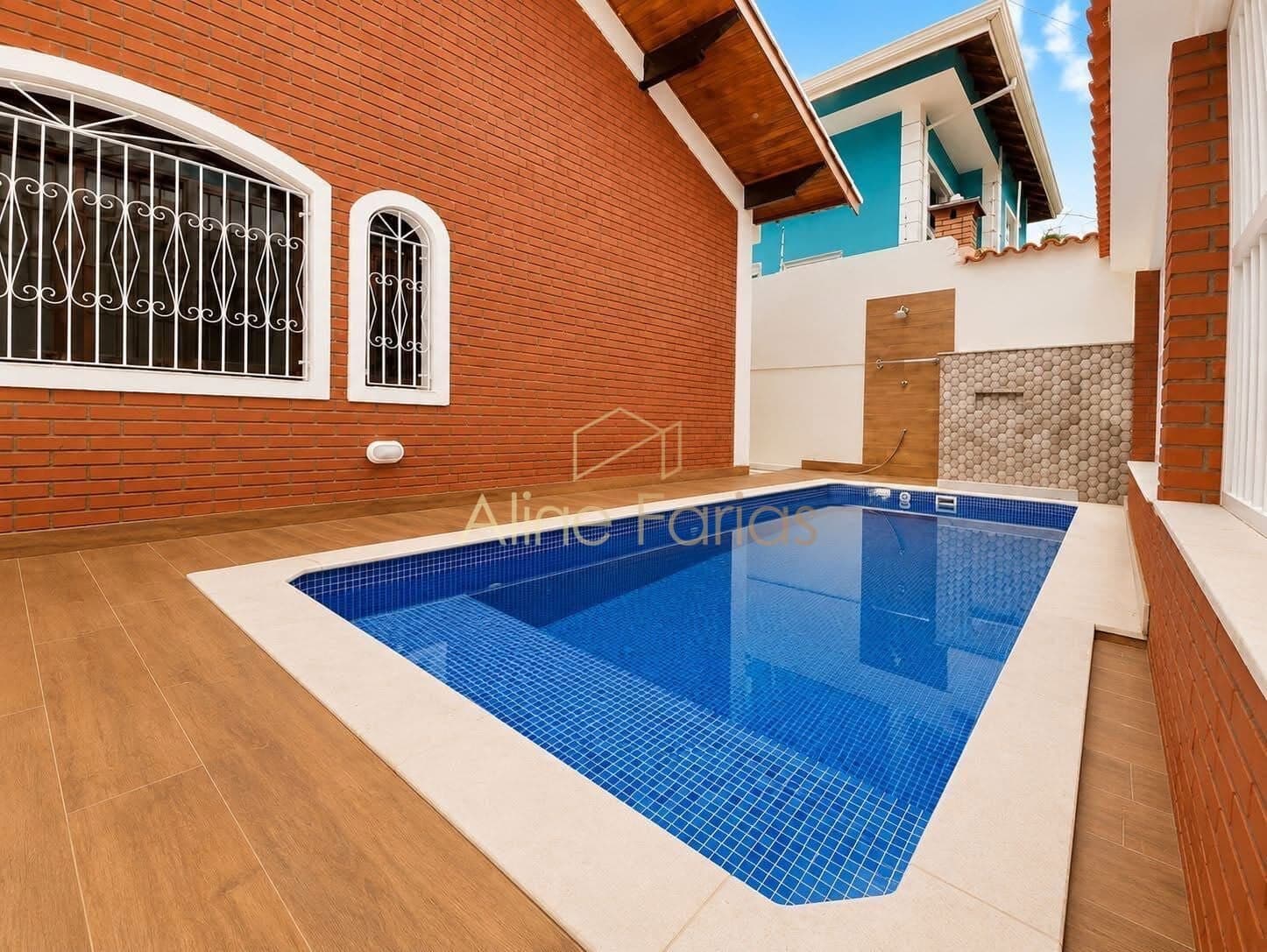 Casa com piscina frontal e área gourmet à venda em Peruíbe