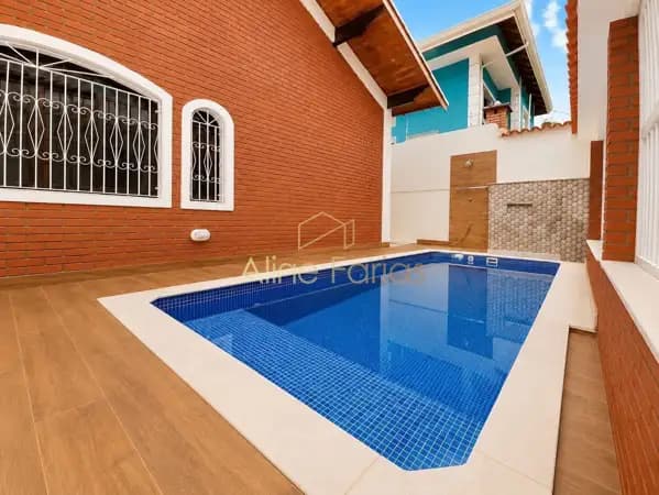 Casa com piscina frontal e área gourmet à venda em Peruíbe