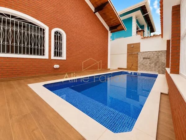 Casa com piscina frontal e área gourmet à venda em Peruíbe