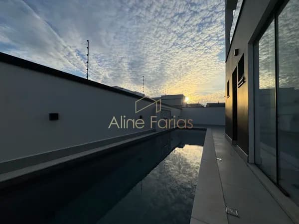 Alto padrão em Peruíbe: Casa com piscina, 5 suítes e arquitetura moderna