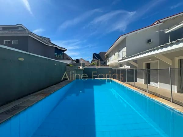 Casa de alto padrão à beira-mar no condomínio Bougainville I à venda em Peruíbe