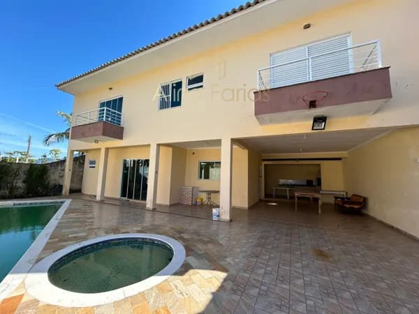 Sobrado de alto padrão com 3 suítes, piscina e espaço gourmet à venda em Peruíbe