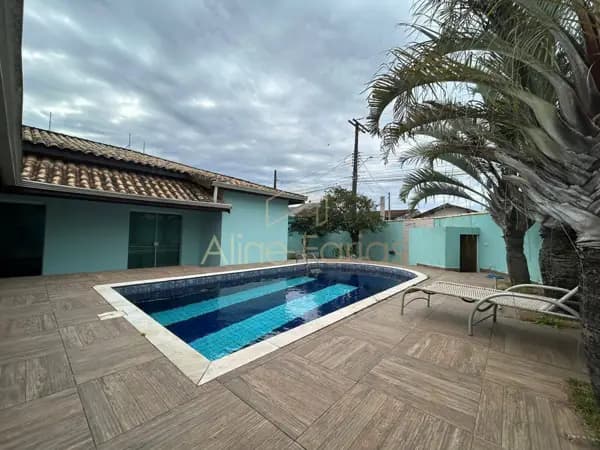 Casa com suíte avarandada e amplo espaço à venda em Peruíbe