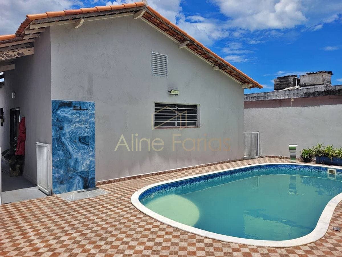 Casa com piscina, edícula e amplo quintal à venda em Peruíbe