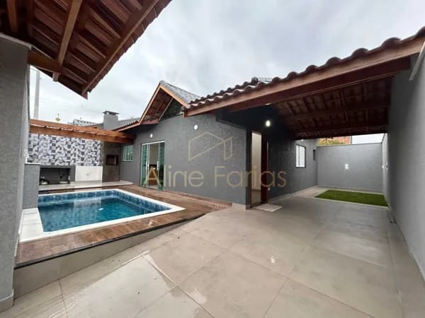 Casa recém-construída com piscina e churrasqueira integrada ao pergolado à venda em Peruíbe