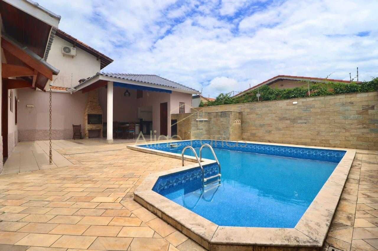 Casa aconchegante com 3 dormitórios, 2 suítes e lazer completo integrado à venda em Peruíbe