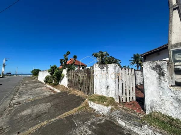 Área exclusiva com 8 terrenos na quadra do mar à venda em Peruíbe