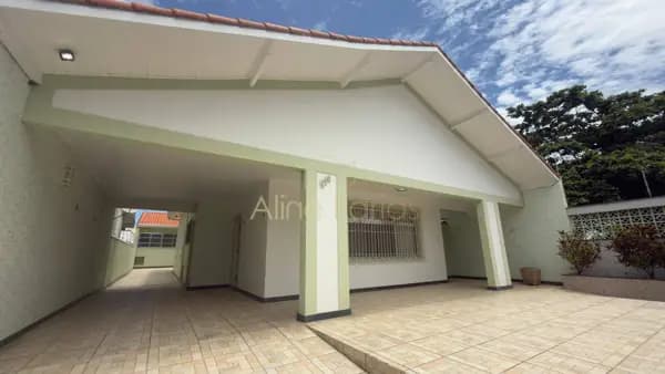 Casa de esquina com edícula completa à venda em Peruíbe