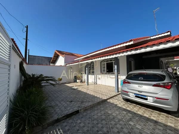 Casa isolada com quintal amplo e excelente potencial de lazer à venda em Peruíbe
