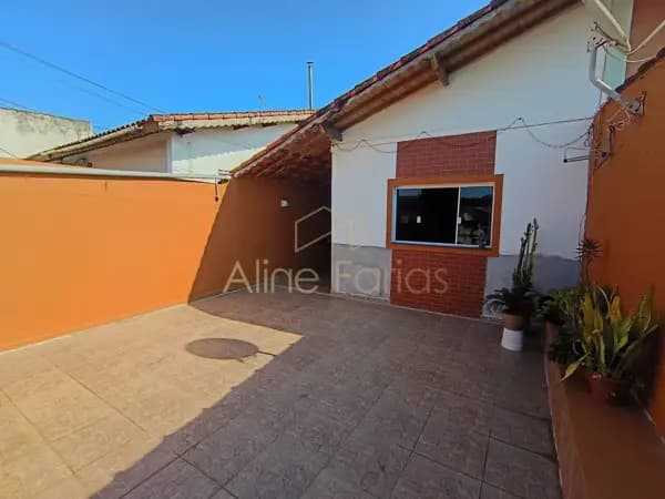Casa completa em avenida com fácil acesso, 3 dormitórios e excelente aproveitamento de terreno à venda em Peruíbe