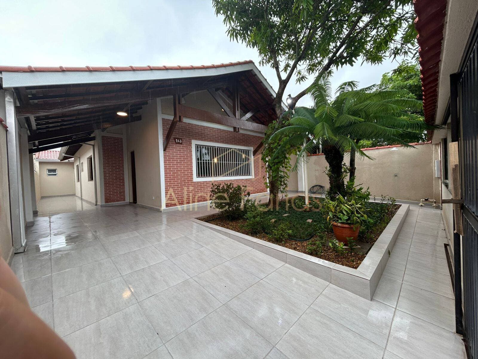 Casa com ótimo terreno e edícula à venda em Peruíbe