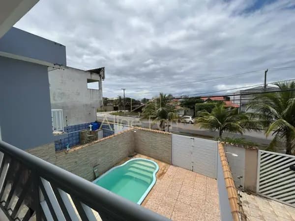 Sobrado com 2 suítes, piscina e a 350 metros do mar à venda em Peruíbe